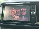 停車中にテレビ番組などの映像を視聴できる画面を備えています。移動の合間に過ごす時間にも活用でき、画面表示から映像の内容を確認しやすい装備です。