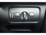 ヘッドライトはAUTOモードにより暗さに応じて全自動でコントロールされます。
