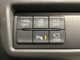 運転席脇のクラスタースイッチ部分にはカメラ切り替えスイッチ、パーキングセンサー、その他走行系スイッチを集中配置しております。