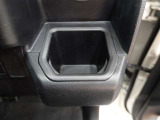 運転席ドリンクホルダーで室内スッキリ♪
