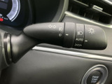 レバーには各種表示がまとめられ、必要な設定を確認しやすい構成です。運転席から手の届く位置にあり、日々の運転で使う機能へスムーズにアクセスできます。