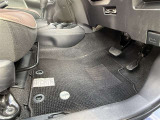 運転席フロアマットは使用感はありますが、破れやほつれは見当たりません。