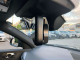 自動防眩機能を備えたルームミラー。ETC車載器を搭載しておりスタイリッシュかつ機能性を兼ね備えております。