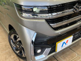【LEDヘッドライト】悪天候や夜間走行時も良好な視界を確保し安心して運転できる高輝度LEDヘッドライトを装備!点灯速度が早く、消費電力も抑えられています。