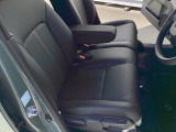 フロントシートです!!ベンチシートなので座席の移動もスムーズに出来ます!!足元も広く運転も楽ですよ!!
