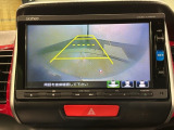 リバースギアに入れるだけで後方の表示へ切り替わります。夜間や雨の日の駐車も楽になりますよ。