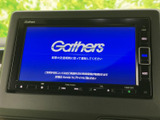 画面を通じて車載システムの案内を確認できます。メニュー表示がまとまっており、ナビやオーディオを使う際にも目的の項目を探しやすい画面構成です。