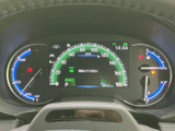 中央の表示と左右のメーターに情報が整理され、運転に必要な内容を目で追いやすい配置です。速度や燃料残量などをひと目で確認でき、日常の運転を支えます。