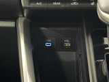 充電用USB端子付き。スマートフォンなどの充電に便利です。