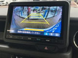駐車時の安全性を高めるバックモニター。狭い場所でもスムーズに駐車できます。ガイドライン表示で、より正確な駐車操作をサポート。
