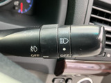 ウインカーやライト類の操作を手元にまとめ、運転姿勢を保ったまま扱いやすい配置です。レバーの表示から操作内容を確認しやすく、日常の運転をスムーズにサポートします。