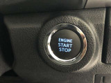 エンジンスタートスイッチです。キーが車内にあれば、エンジンの始動や停止はスイッチを押すだけ!キーを取り出す手間を省き、ワンプッシュで操作できるので簡単でスムーズです。
