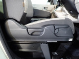 運転席はシートハイトアジャスター付で高さ調整が出来るので、色々な方のドライビングポジションに合います!