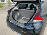 バックドアは大きく開きます。定員乗車時でも十分広いラゲッジスペースを確保しています