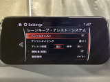 カメラが車線を認識してはみ出しそうになるとステアリングアシストが介入するレーン・キープ・アシストシステムを装備しております。お好みで作動・非作動の設定も可能です。