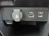 12V電源ソケットを設置しております。周辺機器の充電にご利用頂けます。便利な充電用USBジャックも付いています。