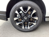 純正アルミホイールです。足元が引き立つので、車全体のイメージがアップしますよ!