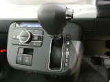 操作自体は通常のオートマチックと同様です 無段変速機といわれるCVTは変速のショックがなく、よりスムーズな運転が可能です