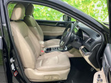 明るい色合いのシートにゆったりと腰掛けられ、前方から足元まで見渡しやすい運転席まわり。助手席との距離感も自然で、乗り降りの際にも室内の広さを感じていただけます。