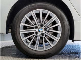 【BMWアロイホイル】軽量かつ強度に拘ったアロイホイル。走行性能ポテンシャルを引き出す設計。車の足元を引き締めてくれる大きなポイントはアロイホイルです。