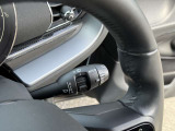 輸入車のため、ウィンカーレバーとワイパーレバーの配置は国産車と左右が逆となります。操作に慣れるまでは違和感がありますが、使用を重ねることで自然に扱えるようになります。
