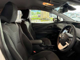 運転席の画像です。足元やシートまわりに余裕があり、リラックスした姿勢で運転が可能です。視界も良好で操作系へのアクセスもしやすく、快適で安心感のあるドライブをサポートします。
