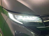 対象物が見やすく白く明るい光で夜間走行をサポートする,ハンドル操作や「R」シフトに連動するサイドビューランプ付きフルLEDヘッドランプ(クリアランスランプ・オートレベリング機能付)を搭載