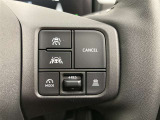 前方の車との車間を設定し、スピードを上げたり緩めたりを自動で行ってくれる追尾式の「レーダークルーズ」。上級装備の一つです!高級車にしかつかない嬉しい機能です。