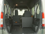 2列目シートは左右独立で倒すことができます。3人乗車状態でより多くの荷物を積むことができます。