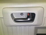 「N-VAN e:」は、電気の力で広がる新しい暮らしのかたちです。アウトドアや災害時には電源としても活躍。もしもの時も、いつもの日常も、この一台がしっかり支えてくれます。