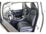 ワイドで身体を包み込むようなシートは上質感のある合成皮革です。運転席と助手席はヒーター機能付のパワーシート。背面や座面を換気し、爽やかに蒸れを防ぐシートベンチレーション機能も搭載しています。