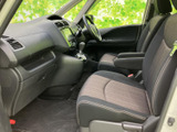 運転席周りの空間は広々としており、視界も良好。運転操作もスムーズに行えます。