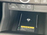 携帯を載せるだけで充電できるトレイもあります