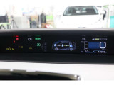 大きく表示されるデジタルメーターは、瞬時に車速が確認できます。エネルギーモニターではHVシステムの現状況などが一目で確認できます。地球に優しく運転すると、ガソリン代の節約にもつながります。