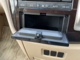 運転席、助手席それぞれに使い勝手のよい収納スペースを装備しています。
