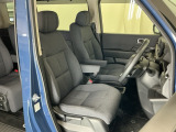 運転席は、大きな座面と包み込むような背もたれがドライバーの身体全体をしっかり支えます。上質なシート素材と座り心地のよいクッションを採用し、長時間の運転やコーナーの多い道も快適です。
