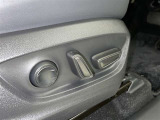 電動パワーシートです。 高級車によく付いてますね。 ポジションを細かく調整、出来るので長時間の運転もリラックスして出来ちゃいますね。
