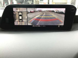 360&deg;ビューモニターでは前後左右4つのカメラ映像をさまざまな走行状況に応じて切り替えてセンターディスプレイに表示することで、駐車時や狭い道でのすれ違い時、見通しの悪い交差点進入時でも安心感を高めます