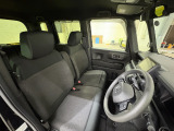 運転席は大きな座面と包み込むような背もたれが身体全体を支えます。上質なシートを採用し長時間の運転やコーナーの多い道も快適です。座ったときの頭上スペースも余裕たっぷりでロングドライブも楽チンです♪