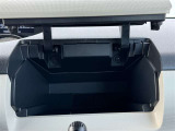 運転席前の小物入れです!手を伸ばすとすぐに取り出せるので使い勝手の良い収納です!