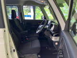 前席は視界が広く、運転席まわりまで見渡しやすいレイアウトです。落ち着いた色合いのシートとゆとりある足元で、乗り降りや日々の移動も快適に過ごせます。