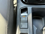 電動パーキングブレーキはホールド機能付きで信号待ちなどブレーキから足を離すことができ、発進時に踏み変えることなく素早い加速ができます。加えてオートホールド機能も装備しています。