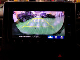 バックカメラの画像です。ガイドラインがスムースな車庫入れをサポートいたします。車庫入れの安心感がアップしますね。