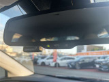 後続車のライトの眩しさを抑えます☆自動防眩ミラー付きです☆