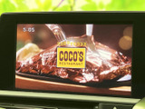 停車中にテレビ番組などの映像を視聴でき、待ち時間を過ごす際にも役立ちます。画面はセンターに配置され、車内で映像を楽しみたい方にうれしい装備です。視聴は停車時にお楽しみください。
