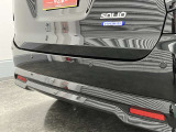 【後退時ブレーキサポート】リヤバンパーに4つの超音波センサーを内蔵し、車両後方にある障害物を検知。透明なガラスなども検知でき、コンビニの駐車場などでの衝突回避をサポートします。