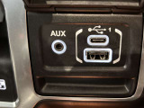 オーディオは様々なポートに接続可能です。CarPlay/Android Autoも使用可能です。