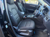 運転席は体を支える形状と、ペダルを踏みやすい着座姿勢に配慮しています。長い移動でも姿勢を保ちやすく、視線や手足の動きを整えて運転に集中できる設計。マツダの人馬一体の考え方につながります。