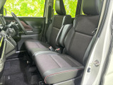 運転席からの視界は広く、運転操作もスムーズに行えます。快適なドライビングをサポートする空間です。