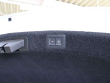 トランクにはパワーテールゲートのスイッチがあります ワンタッチで開閉可能なため、手に荷物を抱えているときでも安心です